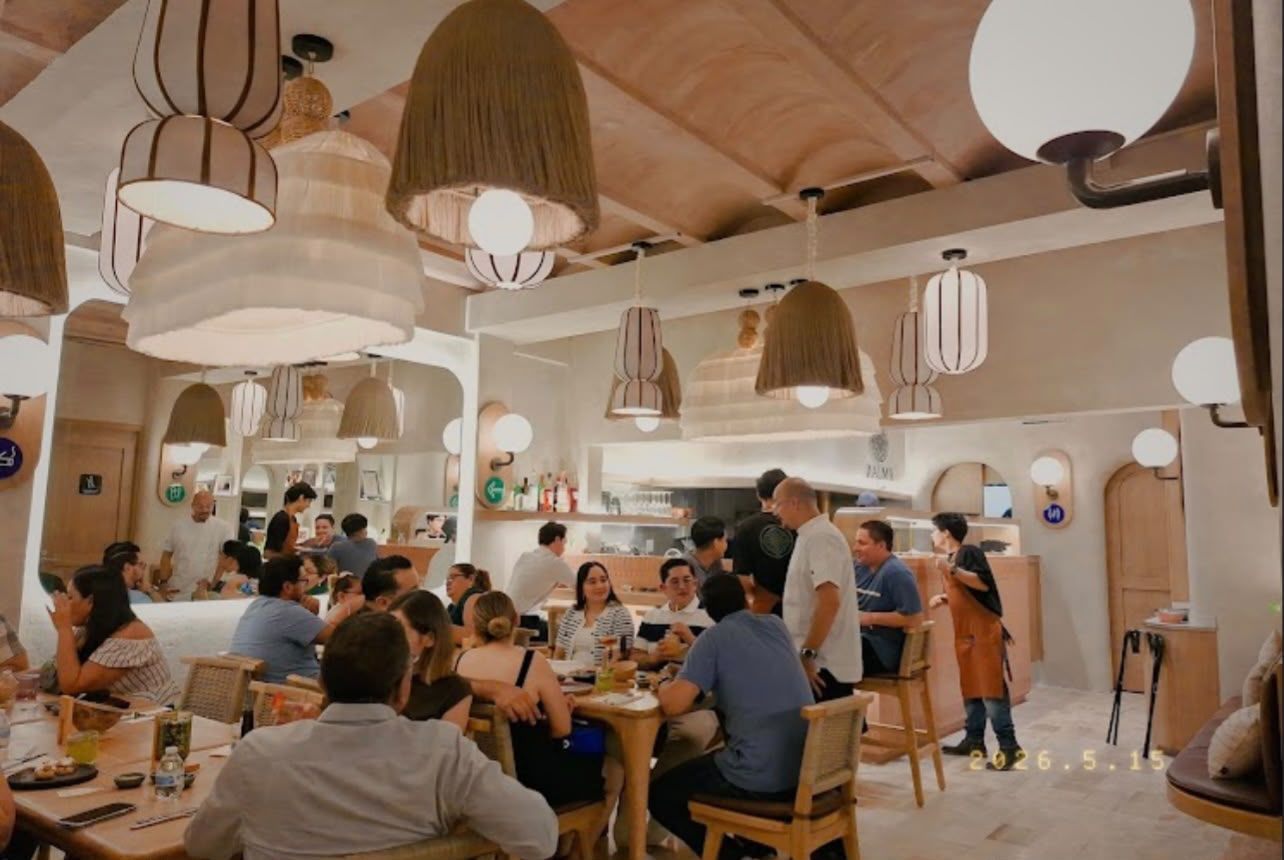 Comensales disfrutando en el ambiente cálido y concurrido de Xalma, Mazatlán